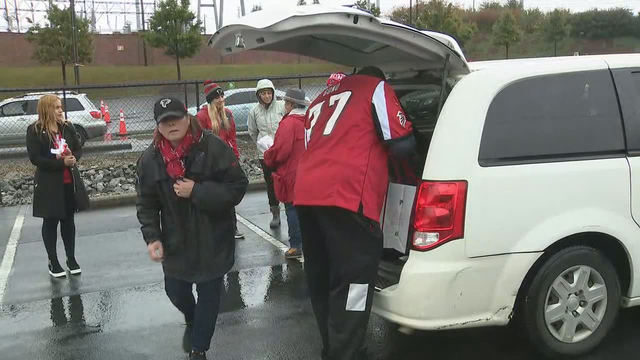 Atlanta Falcons give food to families in need