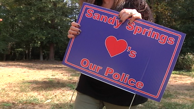 Sandy Springs thanks police with yard signs
