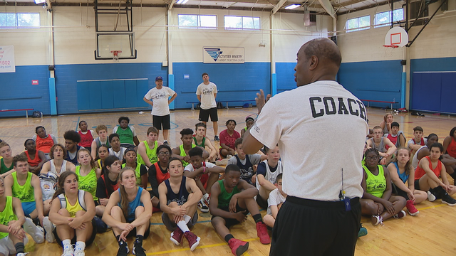 Former Hawks player holds basketball camp for deaf players
