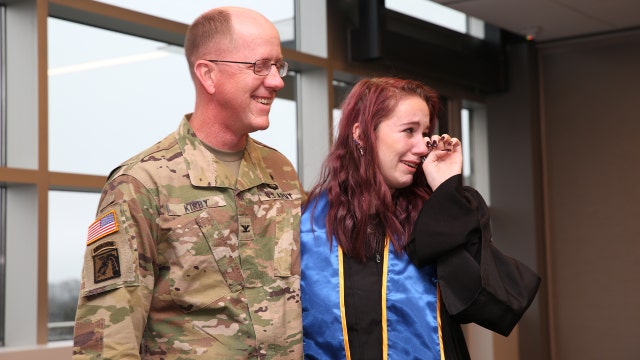 Army dad surprises daughter at commencement