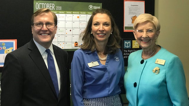 GA first lady Sandra Deal reads to elementary school children
