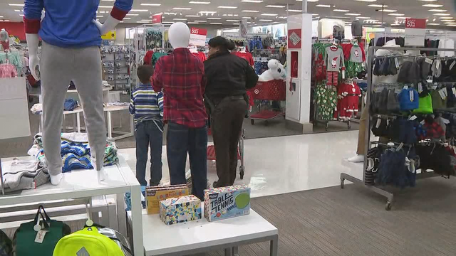 Atlanta Braves pitcher joins 'Shop with a Cop' event