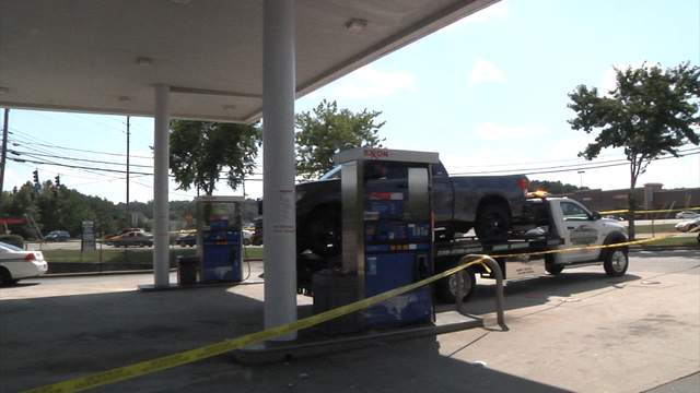 Strangers help and pray with gunshot victim
