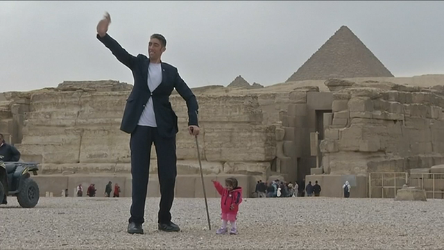 PHOTOS: World's tallest man and shortest woman stroll along the pyramids in Egypt