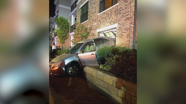 Car crashes into Duluth apartment