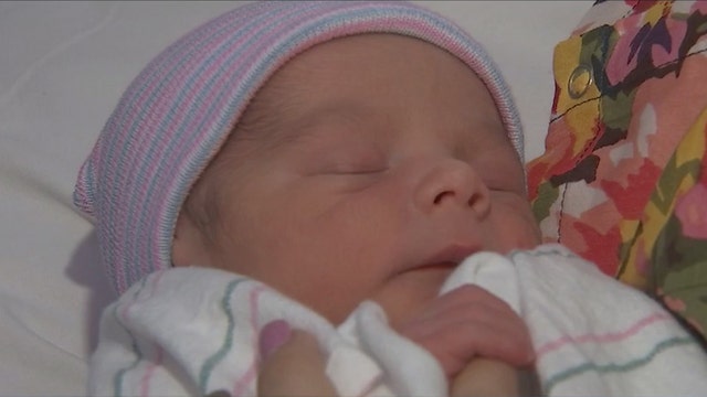 Mother delivers her own baby on the side of the road in North Phoenix