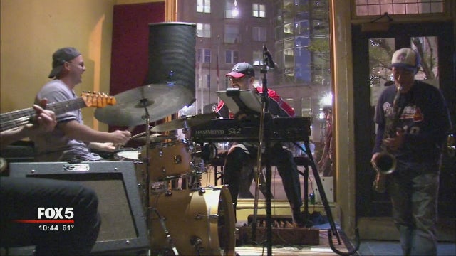 Braves organist plays baseball-themed concert