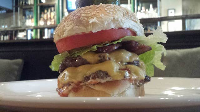 Burgers with Buck: Cibo e Beve