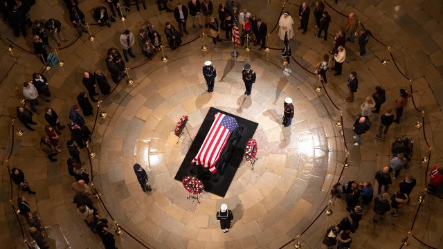Solemn public pays tribute as Bush lies in state in Rotunda