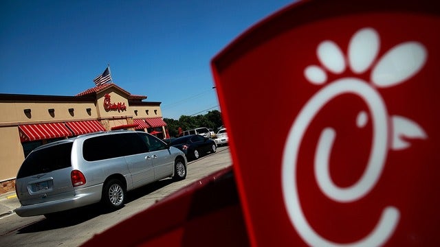 WWII vet pays $1,500 Chick-fil-A bill for service members, military families for 92nd birthday