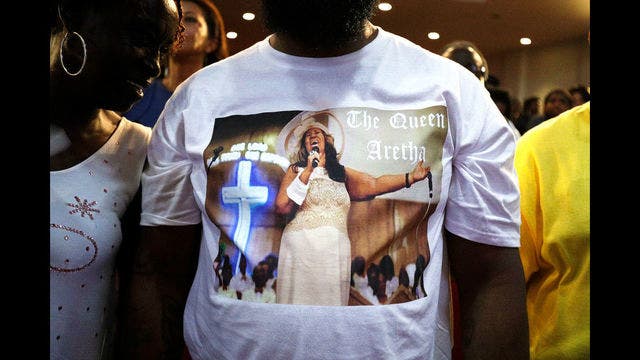 Fans mourn Aretha Franklin at gospel-infused public viewing