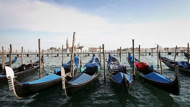 5 injured in Venice as cruise ship slams into tourist boat