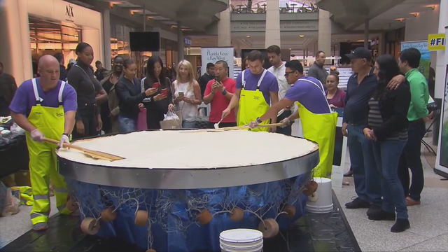 Chef makes gigantic key lime pie in Atlanta