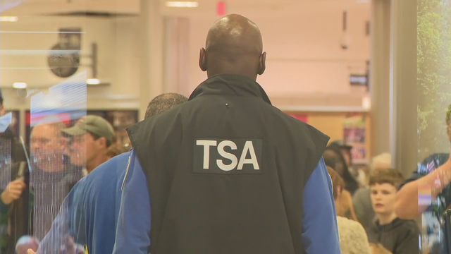 Lawmaker files bill to grant TSA employees unemployment benefits
