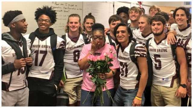 Union Grove H.S. football team pays tribute to women fighting cancer