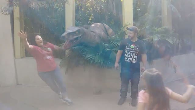 Raptor hilariously scares mom at Universal Orlando