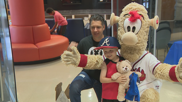 MLB umpires give bears to children with illnesses