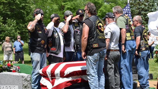 Hundreds of strangers attend funeral of veteran with no family in town