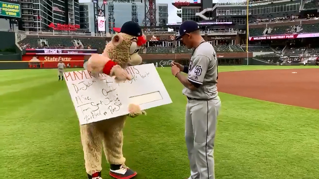Braves mascot gets best of Padres' Manny Machado