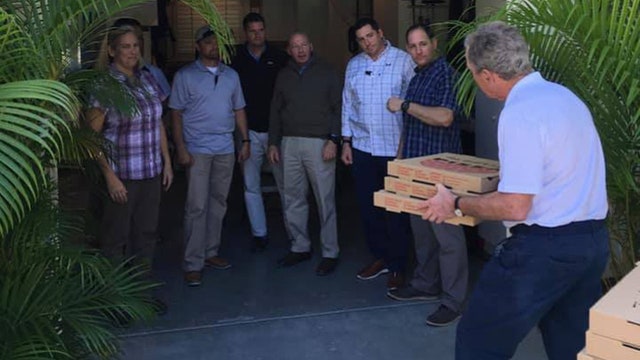 George W. Bush delivers pizzas to federal workers, calls for end to government shutdown