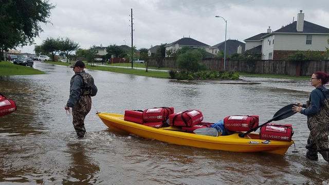 Pizza Hut delivers pizzas by kayak to Harvey flood victims