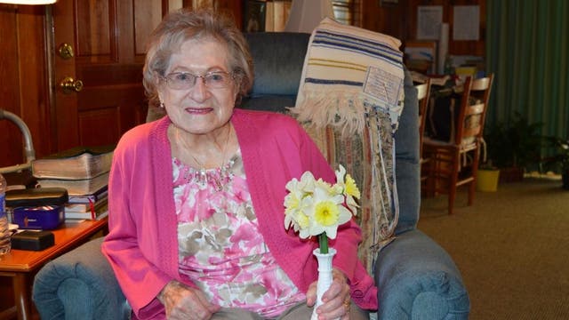 Dacula resident celebrates milestone with dinner at Cracker Barrel