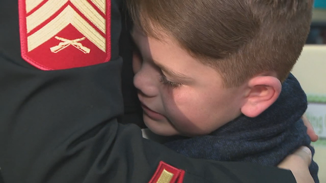 Marine comes home early to surprise his kids