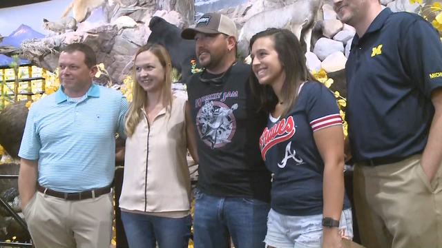 Jason Aldean surprises fans at ticket giveaway for his show