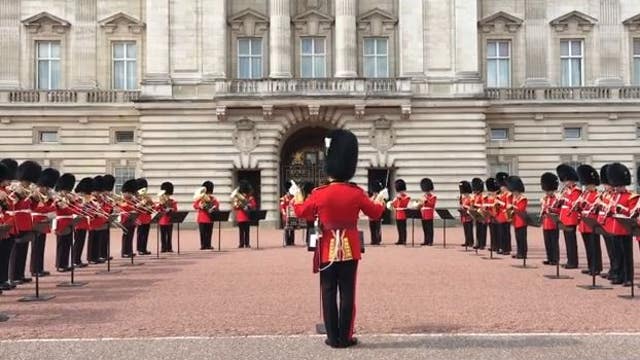 Buckingham Palace plays R.E.S.P.E.C.T. to honor Aretha Franklin