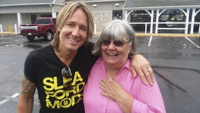 NJ woman helps man short on cash, finds out he's Keith Urban