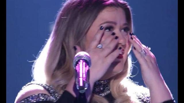 Kelly Clarkson makes emotional return to American Idol