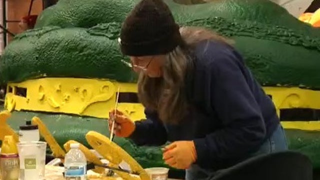 UGA fans get sneak peek of Rose Parade floats