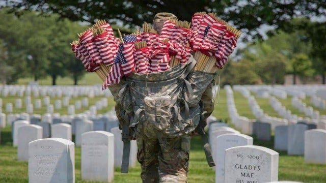 Soldiers honor the fallen at Arlington National Cemetery