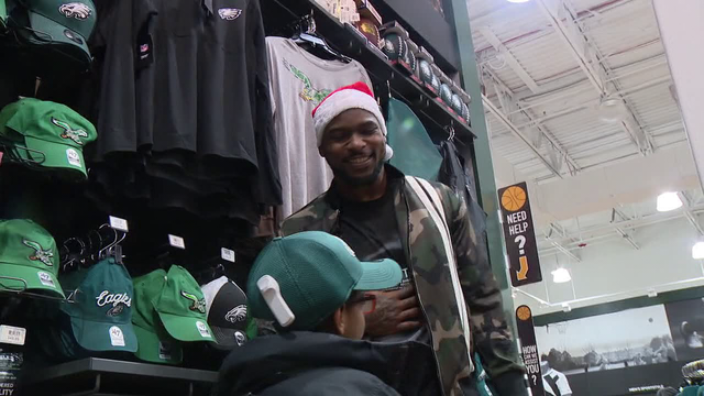 Eagles linebacker Nigel Bradham takes kids on shopping spree