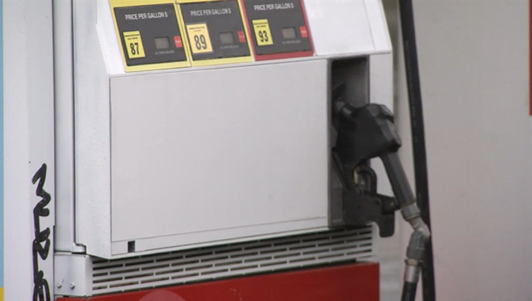 P WOMAN ROBBED AT GAS STATION  5P_00.00.38.02_1493943214527.png