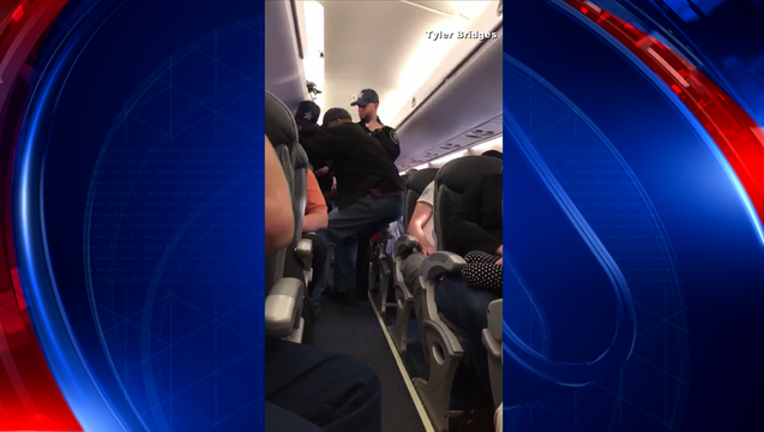 V-UNITED PASSENGER DRAGGED OFF PLANE 6A_WAGA3796_146.mxf_00.00.05.00_1491940984698.png