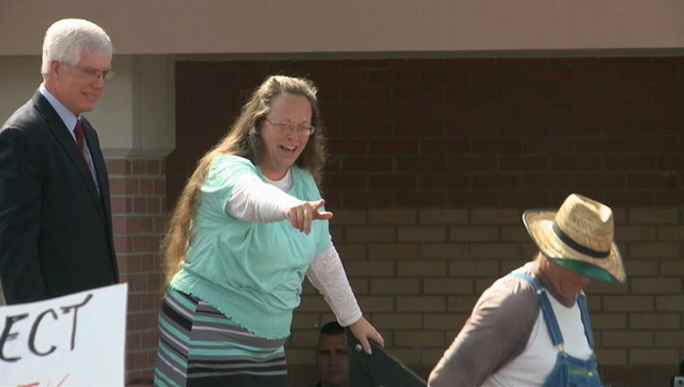 kentucky clerk kim davis rally mike huckabee 9