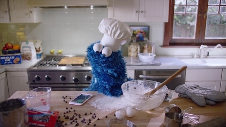 498079-cookie-monster-iphone-6s-siri_1460646469033.jpg