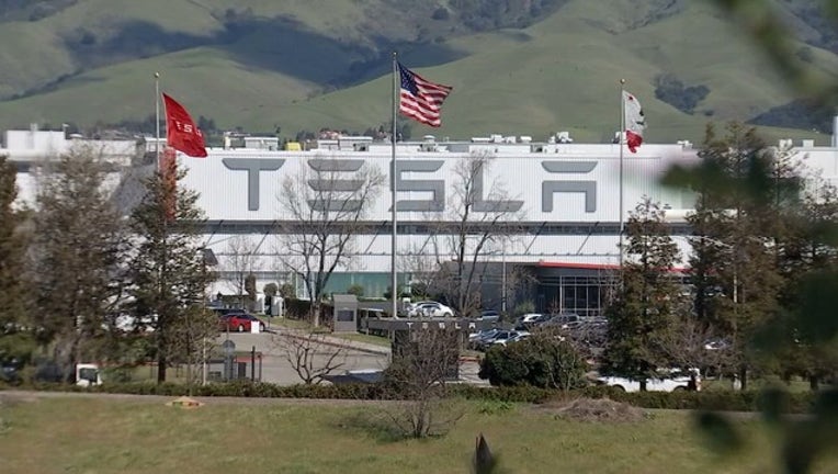 58b4c8a4-4THU TESLA SET UP _KTVU3268_146.mxf_00.00.10.19_1525700476394.png-405538.jpg