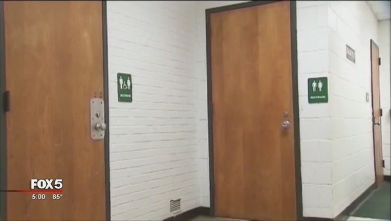 Transgender_bathrooms_0_20160526002000