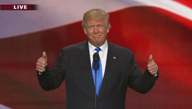 trump thumbs up-404023