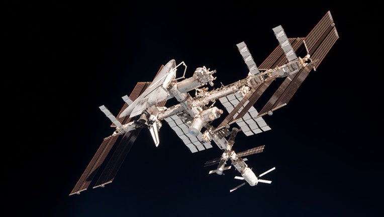 2e1b47a4-ISS_and_Endeavour_seen_from_the_Soyuz_TMA-20_spacecraft_14_1446498734833-401385.jpg