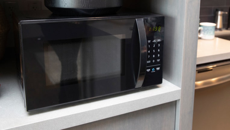 MICROWAVE-OVEN-GETTY_1538873412871-401720.jpg