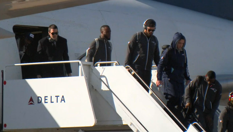 NFL_PATRIOTS_ARRIVE_IN_HOUSTON__VO_NAT___0130170024.mp4_00.01.10.10_1485814259122.png