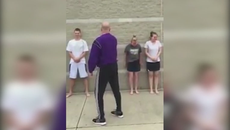 55259555-Students_volunteer_to_get_pepper_sprayed_0_20170519122827