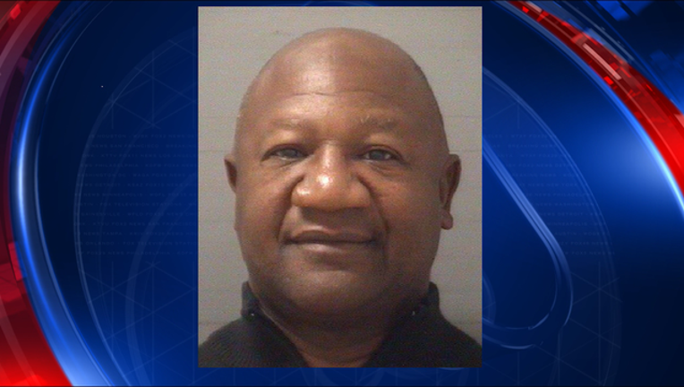V MORRIS BROWN CHIEF FAKE COP 10P_WAGA52e9_146.mxf_00.00.39.08_1450502698208.png