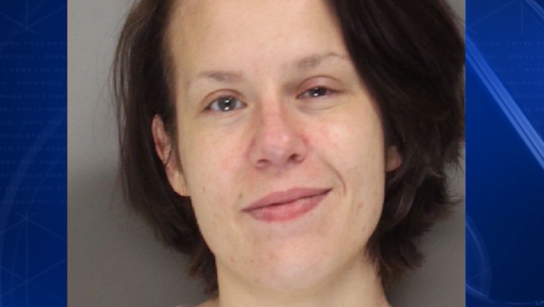 V N COBB MOTHER STEALS PURSE 6P_00.00.42.28_1450933719489.png
