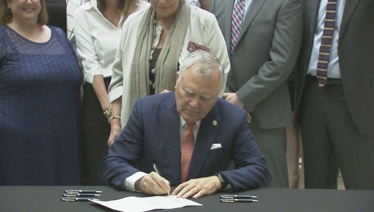 V OTHER NOTABLE LAWS SIGNED 6P_00.00.03.24_1525820767792.png.jpg