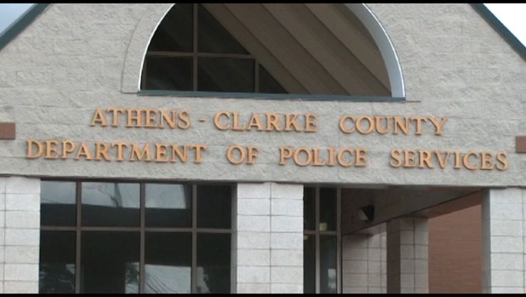 P ATHENS OFFICER BEATING STUDENT 5P _WAGA4b55_146.mxf_00.00.53.25_1440030486765.png