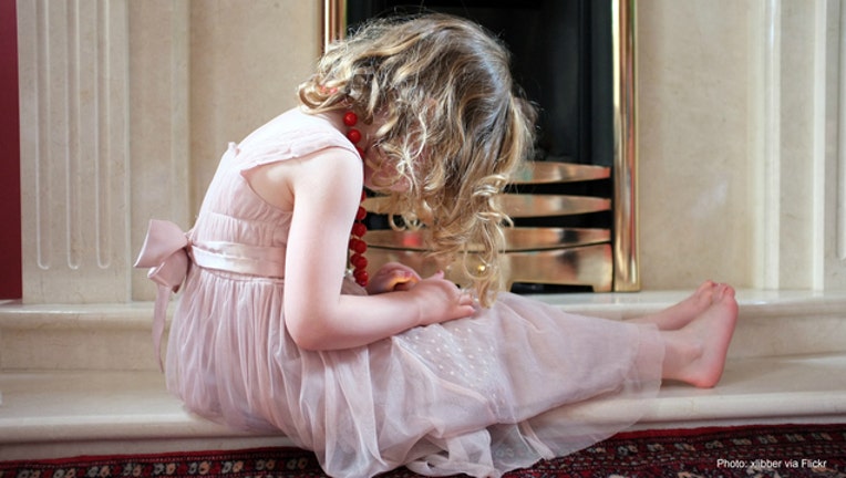 857655db-Girl with cellphone-404023